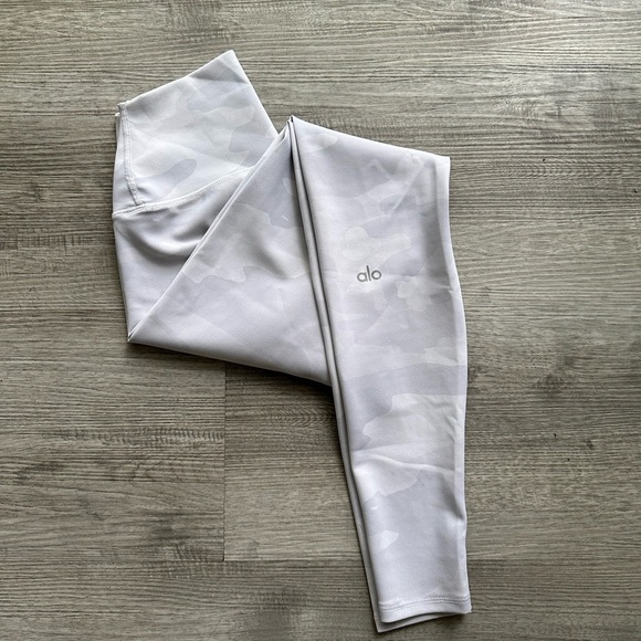 Alo Light Gray Camouflage Leggings Sz XXS - Picture 6 of 7